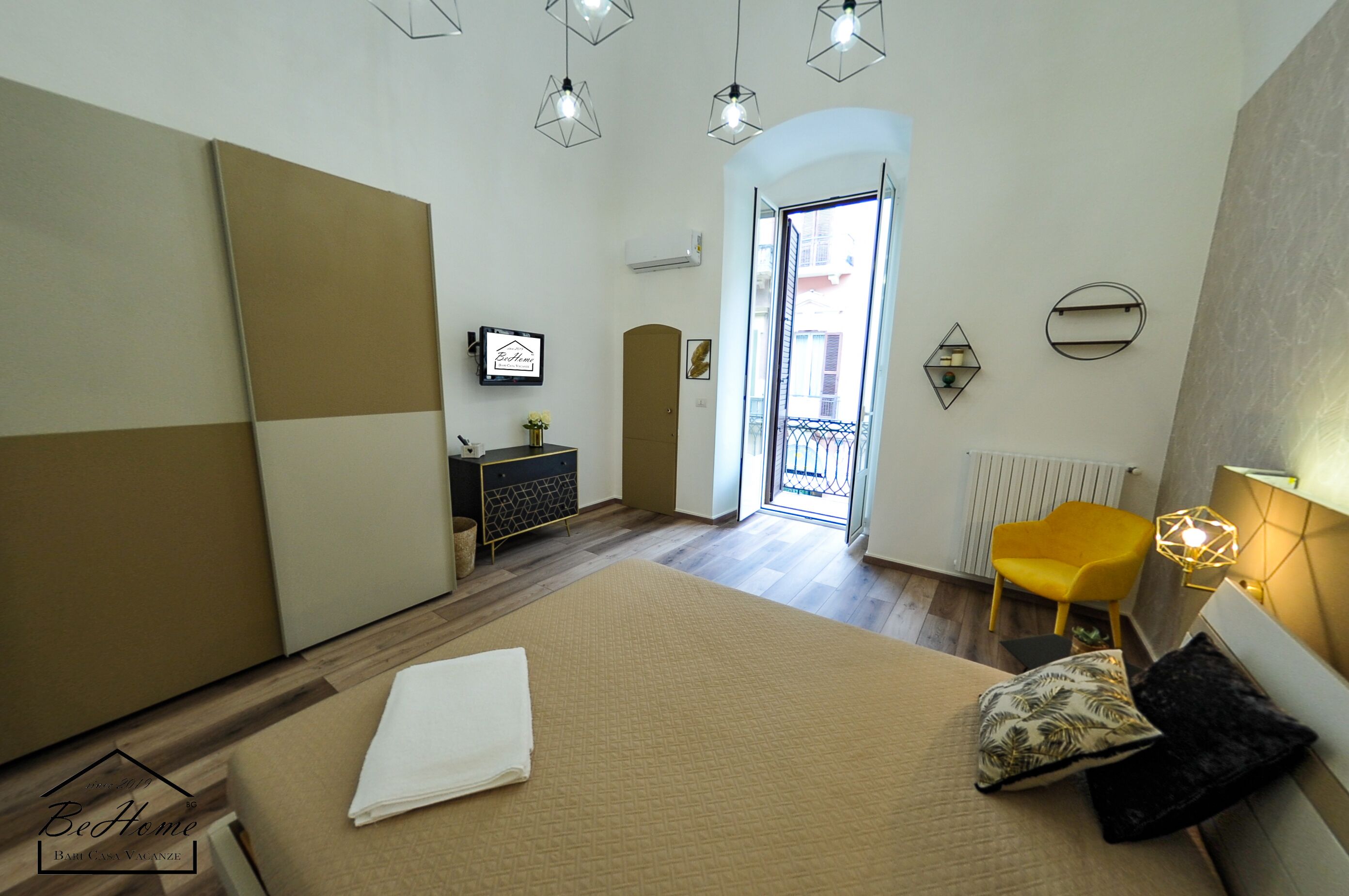 1 slaapkamer, een bureau, geluiddichte muren