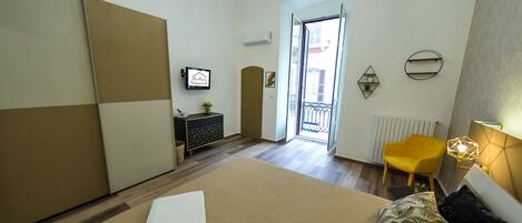 1 slaapkamer, een bureau, geluiddichte muren