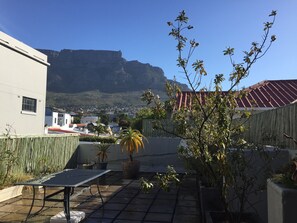 Outdoor dining - Stunning Contemporary Loft Apartment in the Heart of the City (Cape Town)
