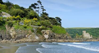Jack's Stay, stylish apartment, Salcombe, parking