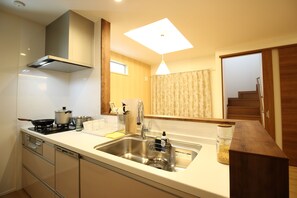 冷蔵庫、電子レンジ、オーブン、食器洗い機