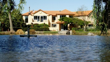 Fachada de la propiedad