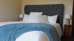 Blackout curtains, iron/ironing board, free WiFi, individually decorated - Tuscany Downs Estate (Kirwee)