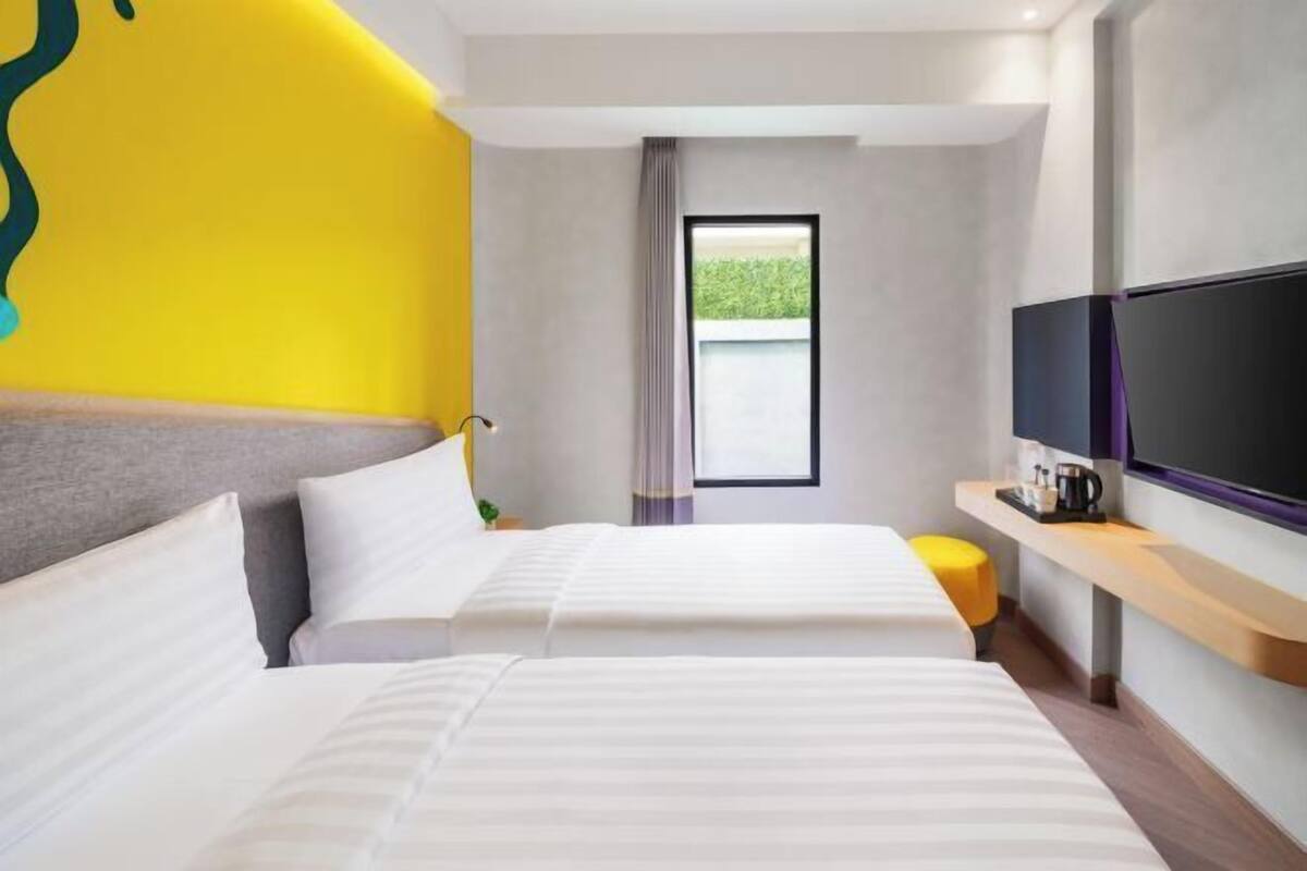 Escritorio, tabla de planchar con plancha, wifi gratis y ropa de cama
