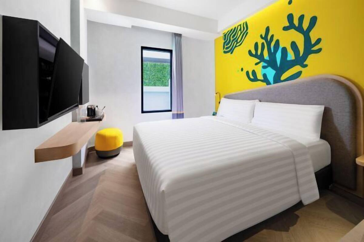 Escritorio, tabla de planchar con plancha, wifi gratis y ropa de cama
