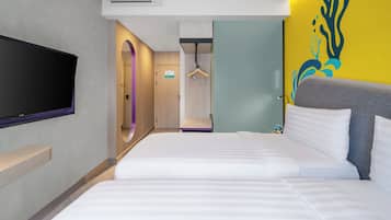 Habitación superior con 2 camas individuales | Escritorio, tabla de planchar con plancha, wifi gratis y ropa de cama