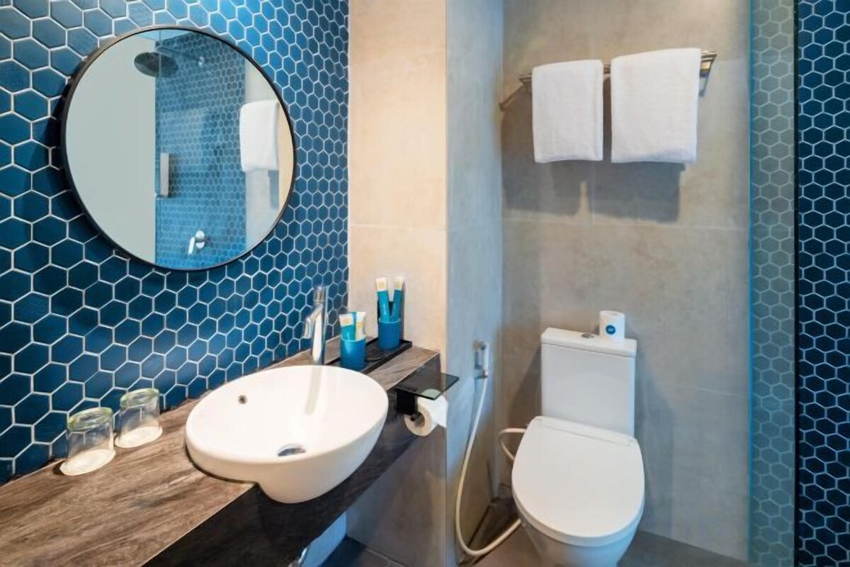 Badezimmer | Dusche, kostenlose Toilettenartikel, Hausschuhe, Handtücher