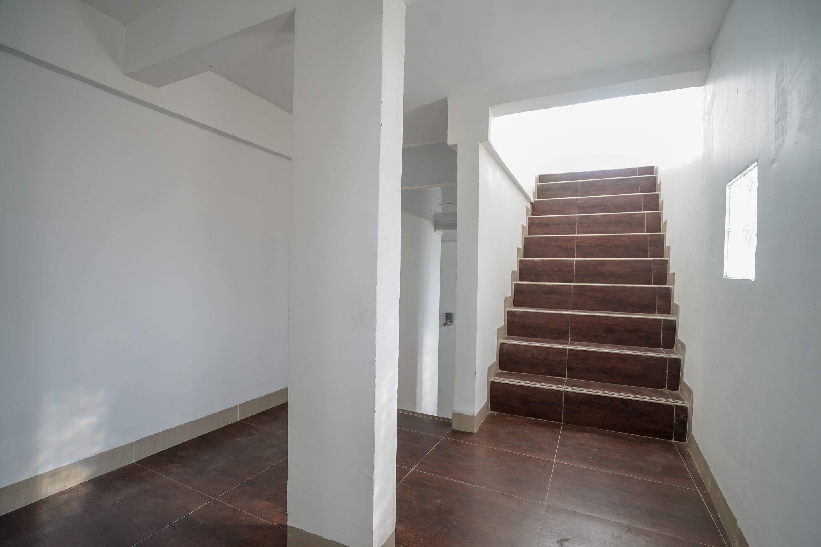 Un escalier avec des marches en bois menant à un palier.