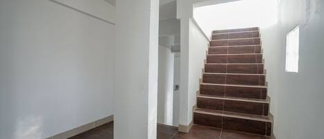 Un escalier avec des marches en bois menant à un palier.