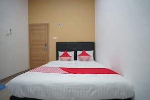 Standard Double Room | Desk, free WiFi, bed sheets - OYO 945 Mega Kost 2 (Palembang)