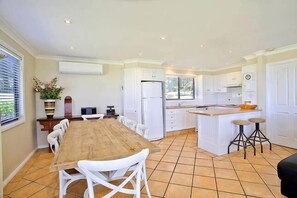 Fridge, microwave, oven, dishwasher - Wow Factor Property Allview Escape Blackheath  (Blackheath)