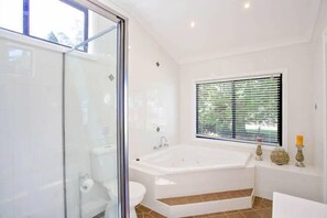 Combined shower/bathtub, jetted bath, hair dryer, bidet - Wow Factor Property Allview Escape Blackheath  (Blackheath)