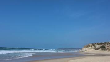 Perto da praia, espreguiçadeiras