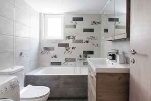 Shower, free toiletries, hair dryer, towels - Bright 2BD Apartment in Psychiko (Neo Psichiko)