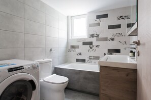 Dusche, Haartrockner, Handtücher, Seife