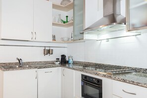 Geladeira, micro-ondas, fogão, cooktop