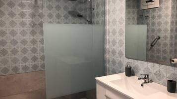 Een haardroger, handdoeken, zeep, toiletpapier