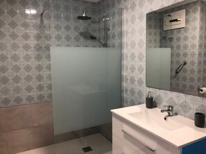 Een haardroger, handdoeken, zeep, toiletpapier