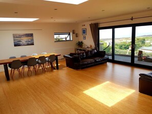 Fernseher, Kamin, Bücher, Stereoanlage