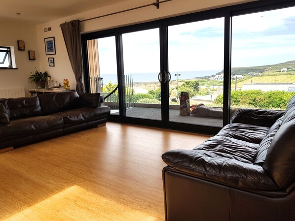 Fernseher, Kamin, Bücher, Stereoanlage