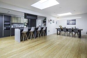 Fridge, microwave, oven, stovetop - Tregarden, Contemporary Beach Property minutes from Widemouth Bay, Bude (Bude)