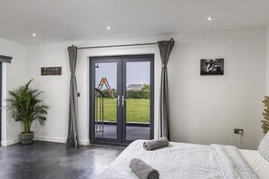 5 bedrooms, WiFi, bed sheets - Tregarden, Contemporary Beach Property minutes from Widemouth Bay, Bude (Bude)