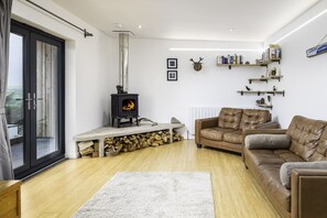 TV, fireplace, books, stereo - Tregarden, Contemporary Beach Property minutes from Widemouth Bay, Bude (Bude)