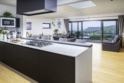 Tregarden, Contemporary Beach Property minutes from Widemouth Bay, Bude