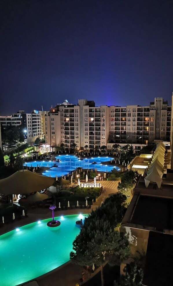 Innendørsbasseng og utendørsbasseng