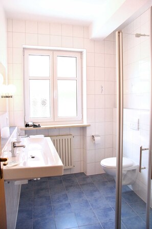 Shower, hair dryer, towels - Double Room 2 - Hotel Garni Goldener Schwan (Bad Windsheim)