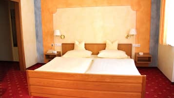 1 bedroom, desk, travel crib, WiFi