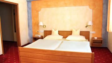 1 bedroom, desk, travel crib, WiFi