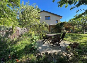 Outdoor dining - Apartment in the newly built straw bale house Valle delle Rose - (Barchi)