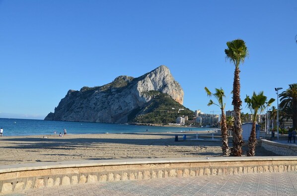 On the beach, sun loungers - Beachfront 2 rooms. 2 bathrooms. parking (Calpe)