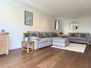 Smart TV, books - Gylly Beach Falmouth Sleeps 6 with parking and only 2 minutes walk to the beach (Falmouth)