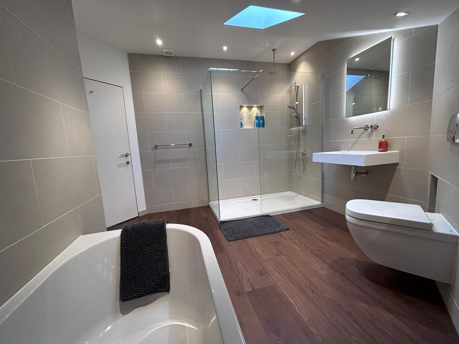 Combined shower/bathtub, hair dryer, towels, soap