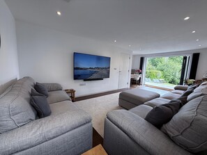 Smart TV, books - Gylly Beach Falmouth Sleeps 6 with parking and only 2 minutes walk to the beach (Falmouth)