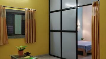1 RK | Desk, laptop workspace, free WiFi, bed sheets