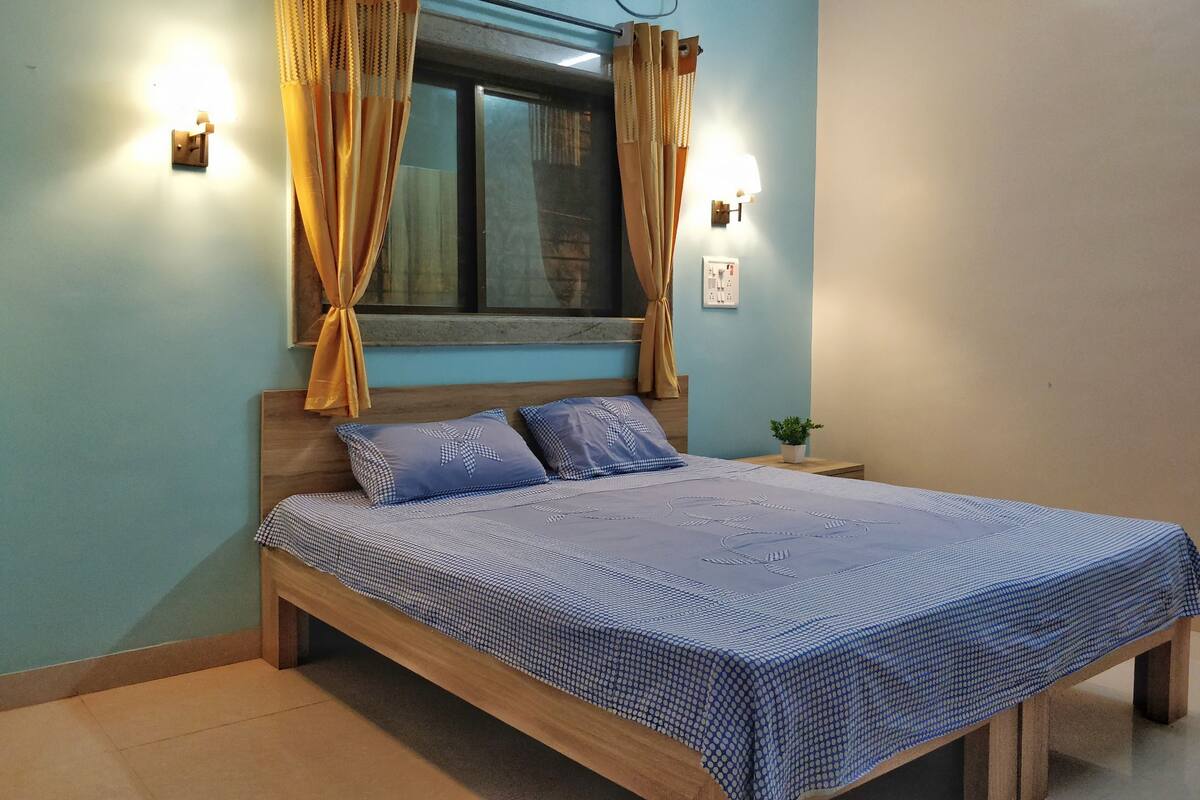 Desk, laptop workspace, free WiFi, bed sheets