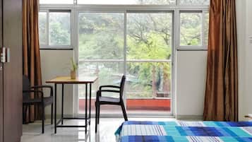 Studio | Desk, laptop workspace, free WiFi, bed sheets