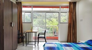 Escritorio, espacio para trabajar con laptop y wifi gratis 