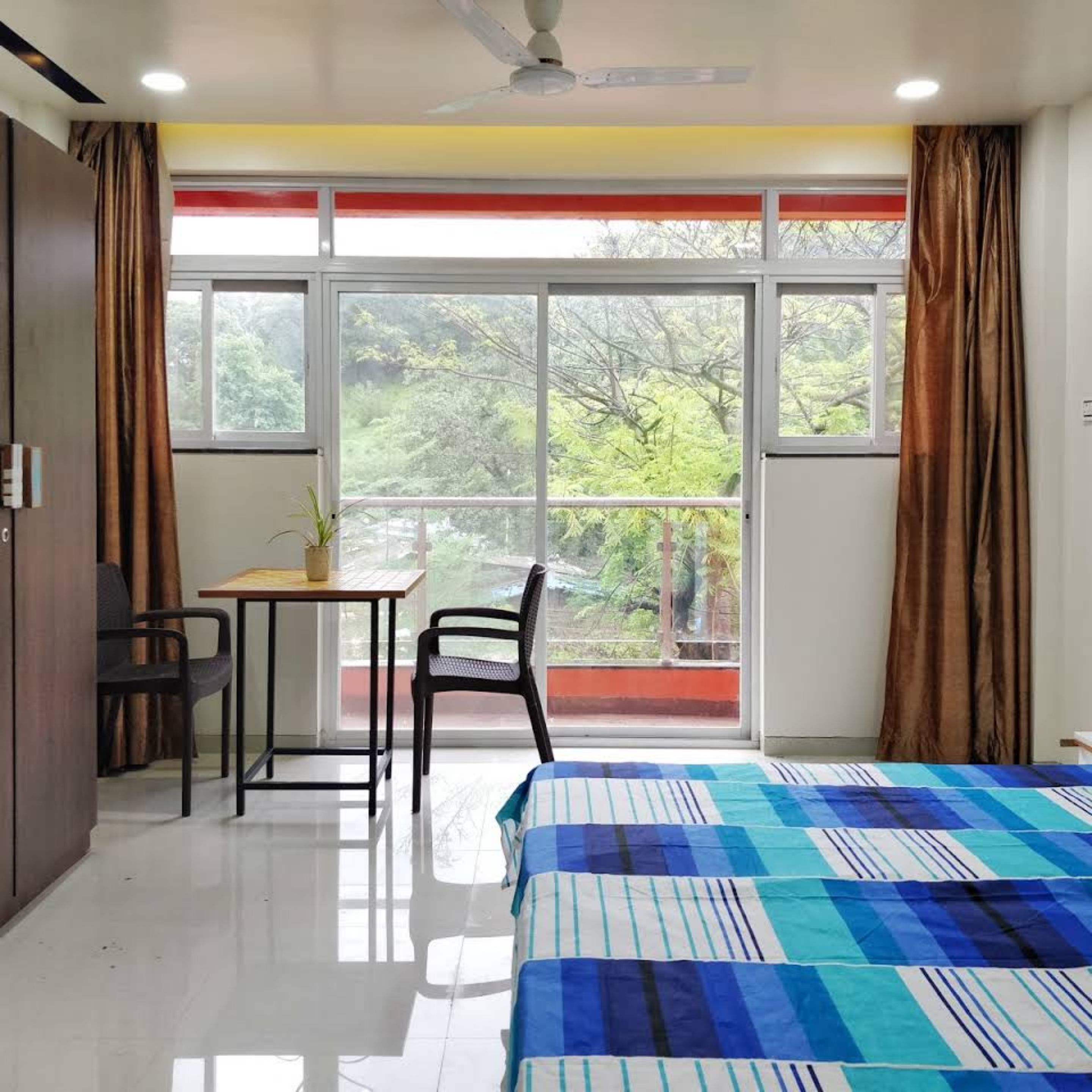 Desk, laptop workspace, free WiFi, bed sheets