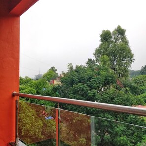 Studio | Desk, laptop workspace, free WiFi, bed sheets - RP Studio Rooms (Igatpuri)