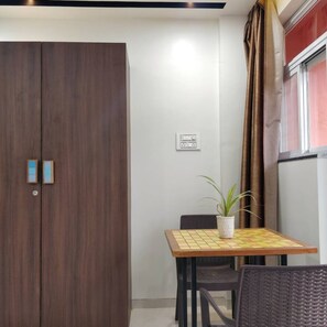 Escritorio, espacio para trabajar con laptop y wifi gratis 