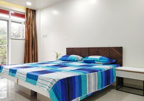 Studio | Desk, laptop workspace, free WiFi, bed sheets - RP Studio Rooms (Igatpuri)