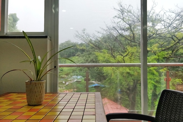 Estúdio | Escrivaninha, espaço de trabalho para notebook, Wi-Fi de cortesia