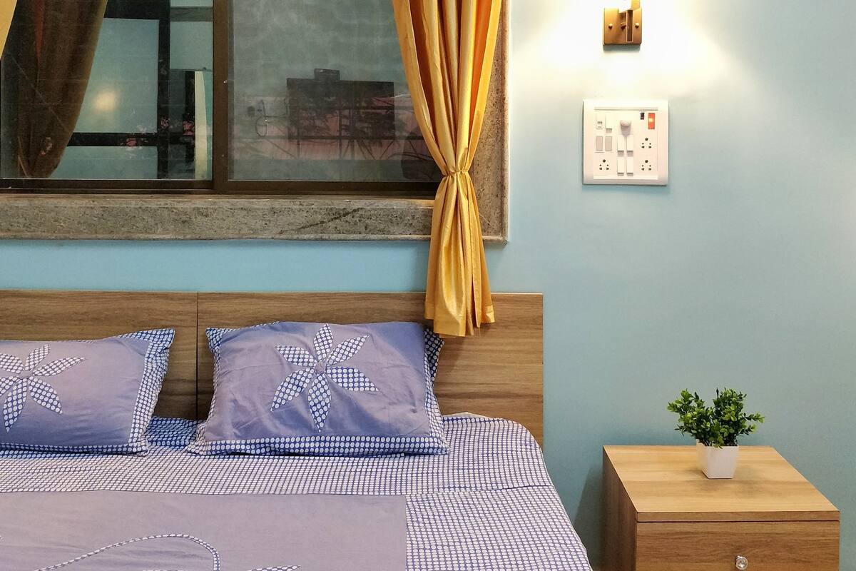 Desk, laptop workspace, free WiFi, bed sheets