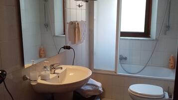 Badewanne, Haartrockner, Bidet, Handtücher