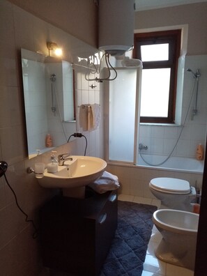 Badewanne, Haartrockner, Bidet, Handtücher