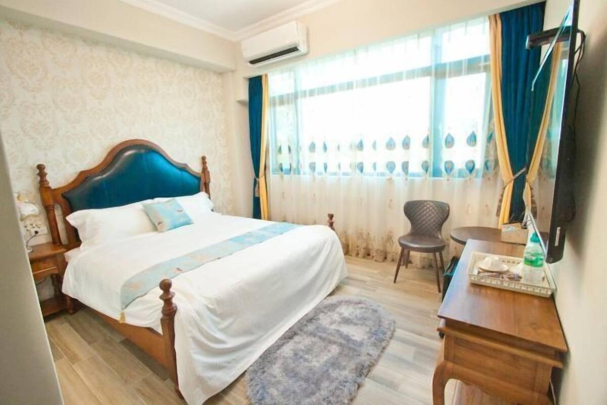 Select Comfort beds, desk, blackout drapes, WiFi (free)